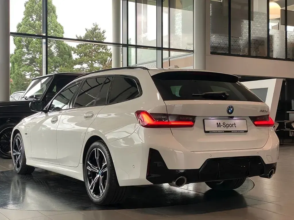 Gebraucht BMW 320e M Sport 204 PS (150 kW) 2023 Weiß Limousine
