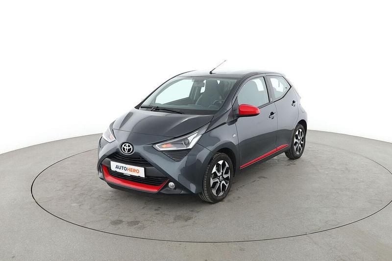 Grau Gebraucht 2020 Toyota Aygo X-play Kleinwagen | 11.100 € (Fairer Preis) - Bild 1/3