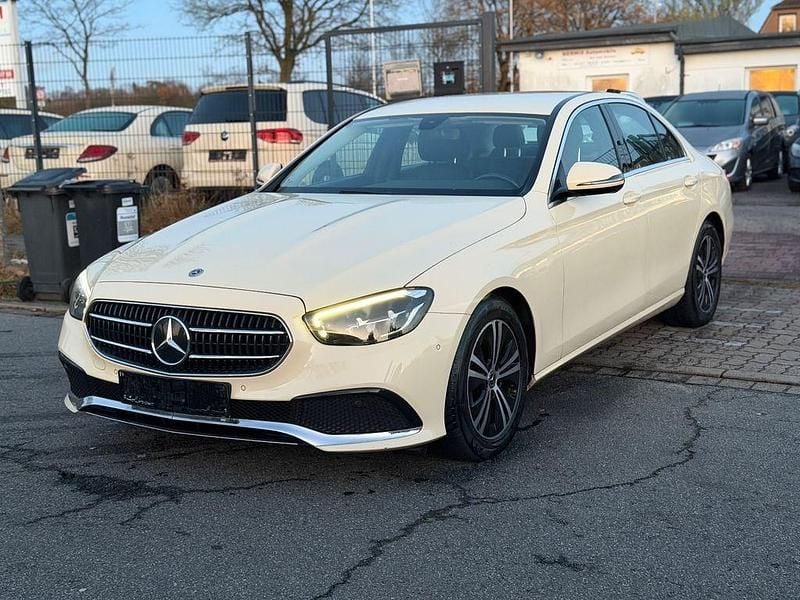 Beige Gebraucht 2022 Mercedes E220 Limousine | 21.500 € - Bild 1/4