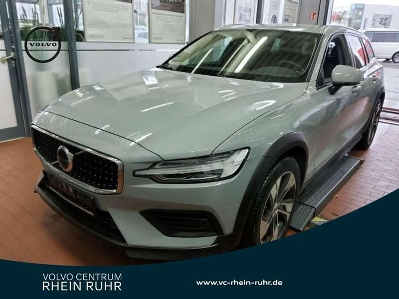 Grau vapour grey / metallic Gebraucht 2024 Volvo V60 CC Plus Kombi | 44.018 € (Teuer) - Bild 1/2