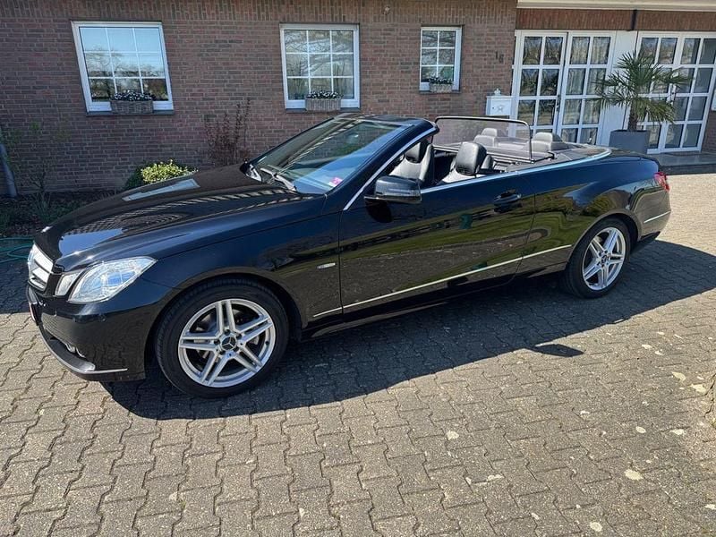 Gebraucht Mercedes E200 AMG 184 PS (135 kW) 2010 Schwarz Cabrio