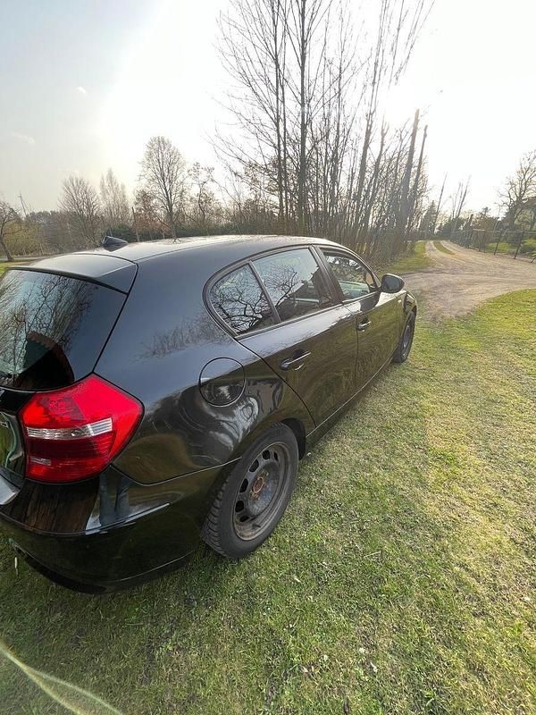 Gebraucht BMW 116 116 PS (85 kW) 2011 Schwarz Kleinwagen