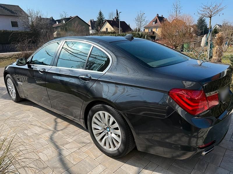 Gebraucht BMW 740 306 PS (225 kW) 2012 Grau Limousine