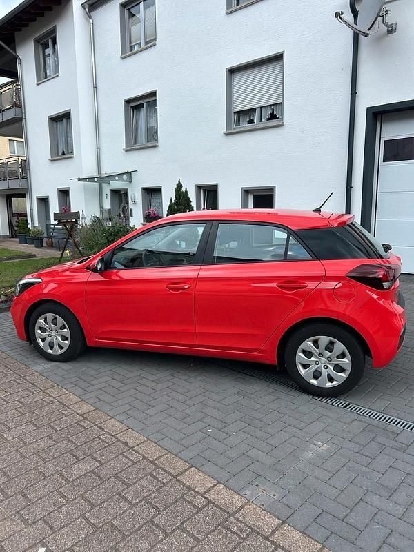 Rot Gebraucht 2019 Hyundai i20 Limousine | 7.950 € (Guter Preis) - Bild 1/4