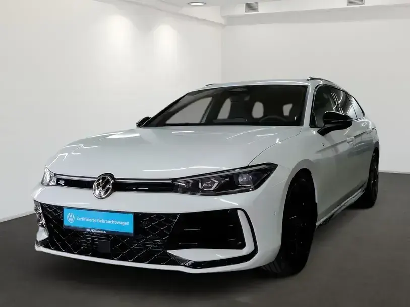 Gebraucht VW Passat R-line 150 PS (110 kW) 2024 (oryxweiß perlmutteffekt) Kombi