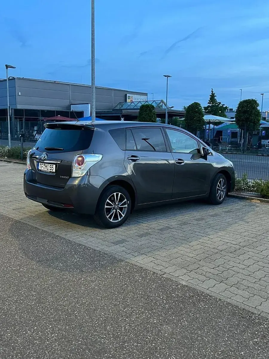 Gebraucht Toyota Verso Life 147 PS (108 kW) 2014 Grau Van / Kleinbus