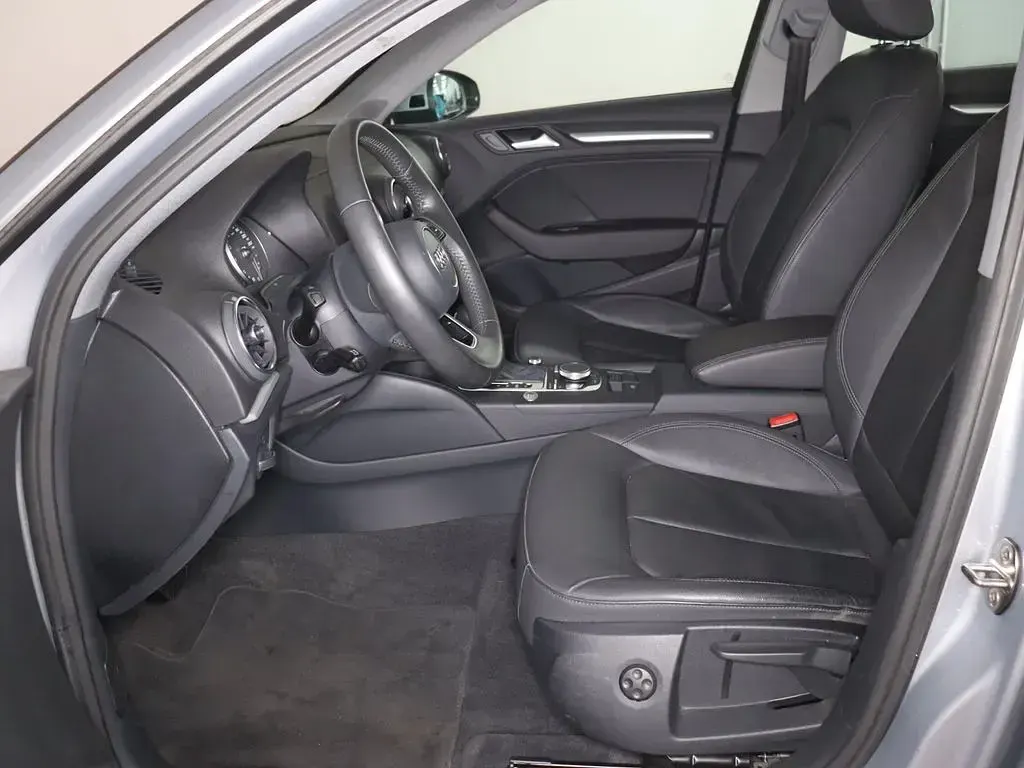 Gebraucht Audi A3 Sportback e-tron Basis 204 PS (150 kW) 2019 Florettsilber metallic (metallic) Kleinwagen