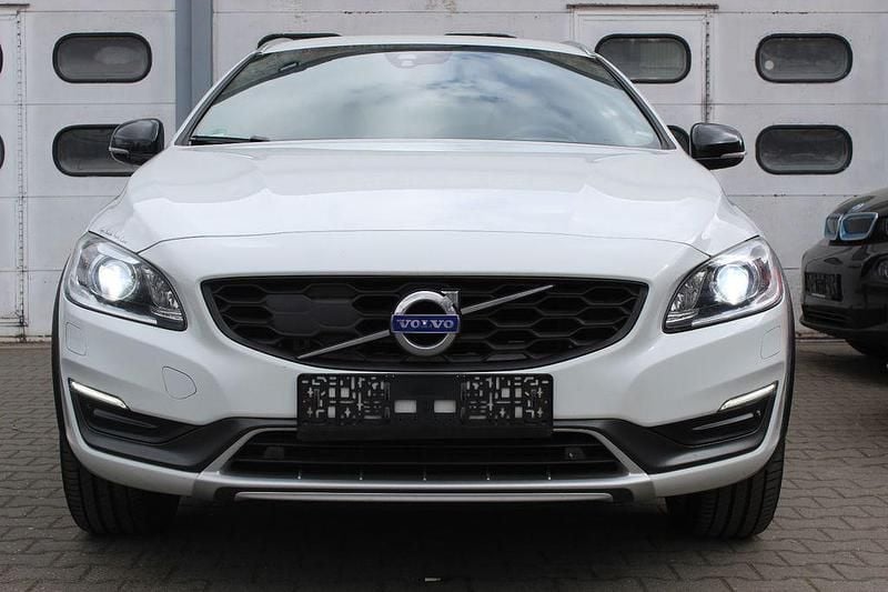 Gebraucht Volvo V60 CC Summum 190 PS (139 kW) 2015 White solid Kombi