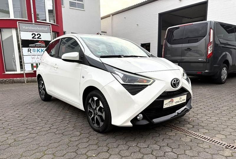 Weiß Gebraucht 2020 Toyota Aygo Team Kleinwagen | 8.750 € (Guter Preis) - Bild 1/4