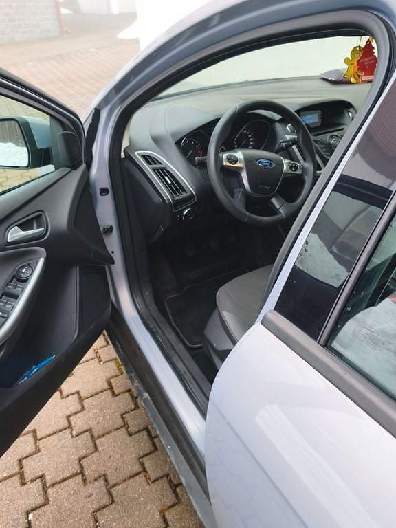 Gebraucht Ford Focus Ambiente 105 PS (77 kW) 2011 Grau Limousine