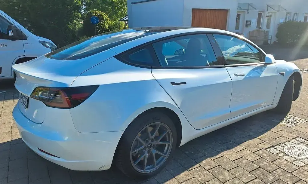 Używany Tesla Model 3 Standard Range 225 kW (306 KM) 2022 Biały Sedan/Limuzyna