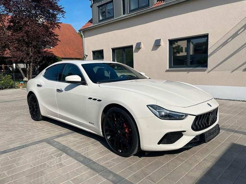 Weiß Gebraucht 2018 Maserati Ghibli Limousine | 43.900 € (Teuer) - Bild 1/4