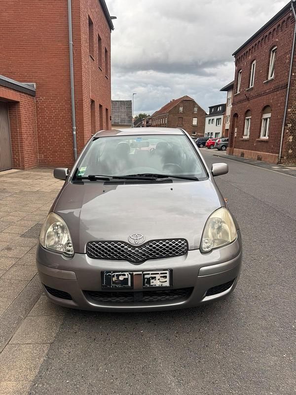 Grau Gebraucht 2004 Toyota Yaris Kleinwagen | 1.299 € (Fairer Preis) - Bild 1/4