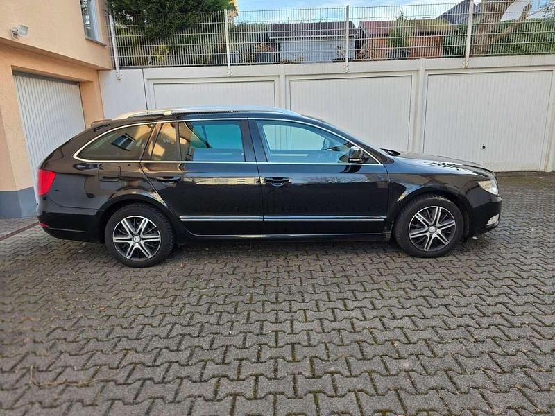 Gebraucht Skoda Superb Elegance 200 PS (147 kW) 2011 Cerna magic/black magic Kombi