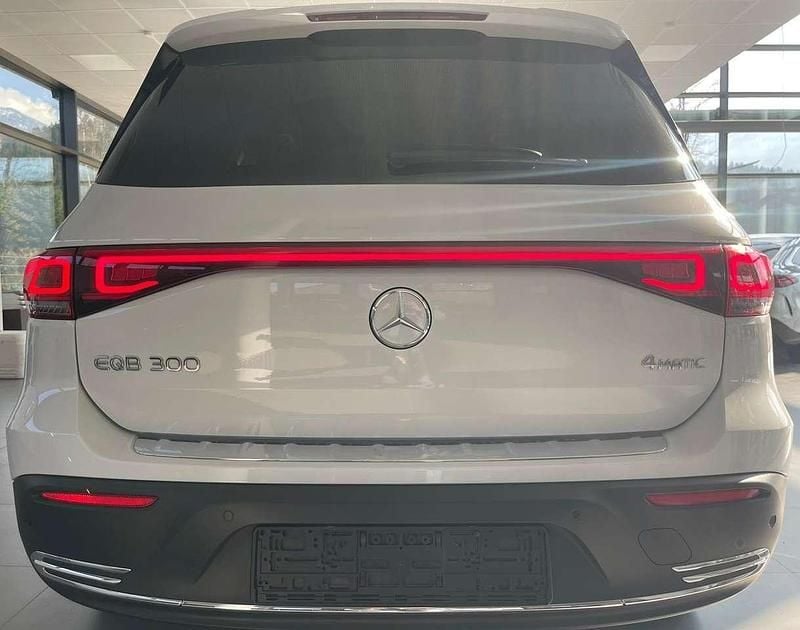 Gebraucht Mercedes EQB300 167 kW (228 PS) 2023 Digitalweiss  metalliclack SUV