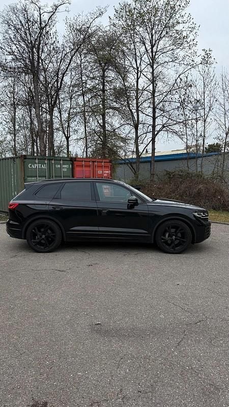Gebraucht VW Touareg 231 PS (169 kW) 2024 Schwarz SUV