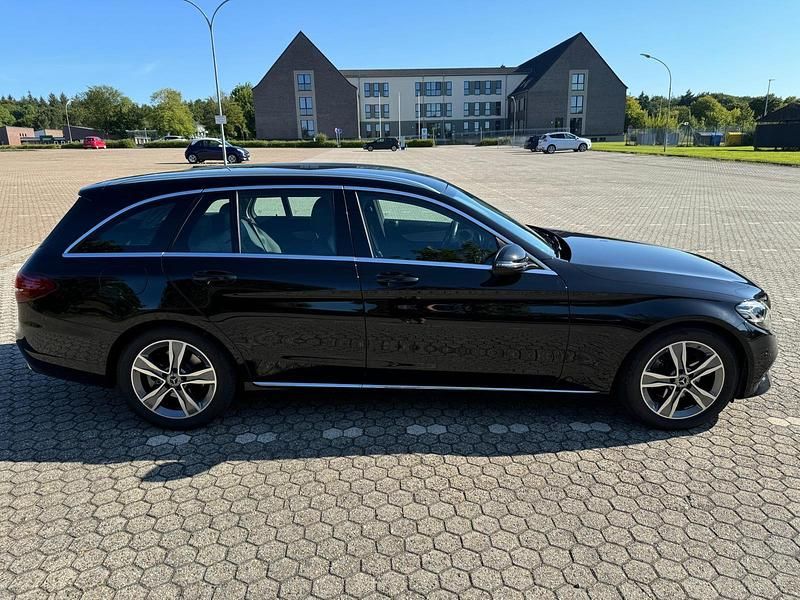 Gebraucht Mercedes C220 194 PS (142 kW) 2018 Schwarz Kombi