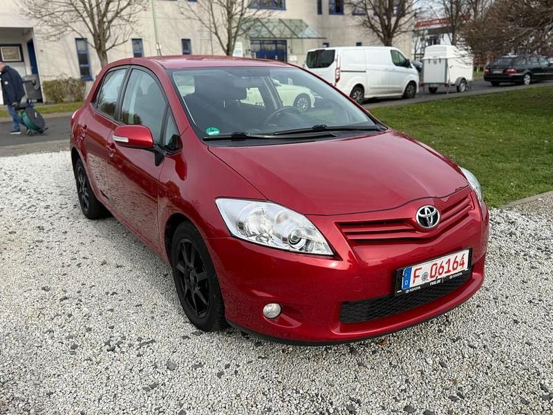Rot Gebraucht 2012 Toyota Auris Travel Limousine | 8.950 € (Etwas zu teuer) - Bild 1/4