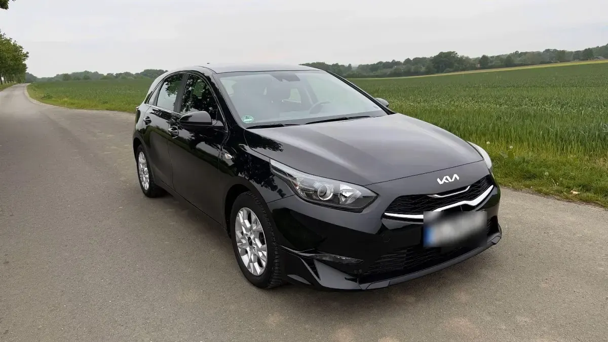 Gebraucht Kia Ceed Comfort 160 PS (117 kW) 2023 Schwarz Kleinwagen
