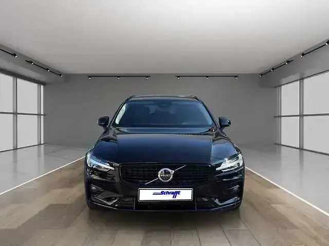 Gebraucht Volvo V60 Plus 197 PS (144 kW) 2025 Onyx black / metallic Kombi