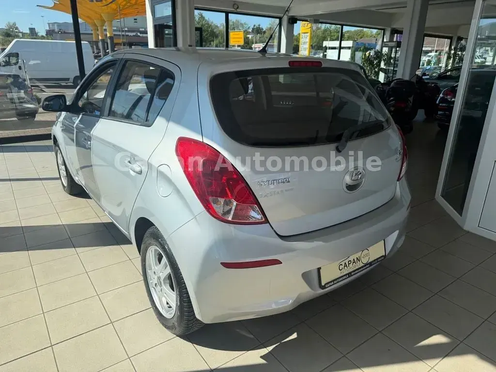Gebraucht Hyundai i20 Edition 86 PS (63 kW) 2012 Silber Kleinwagen
