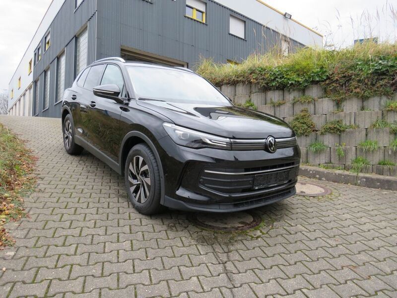 Deep black perleffekt Gebraucht 2024 VW Tiguan Life SUV | 39.900 € (Fairer Preis) - Bild 1/4