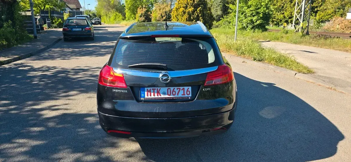 Gebraucht Opel Insignia 131 PS (96 kW) 2011 Schwarz Kombi
