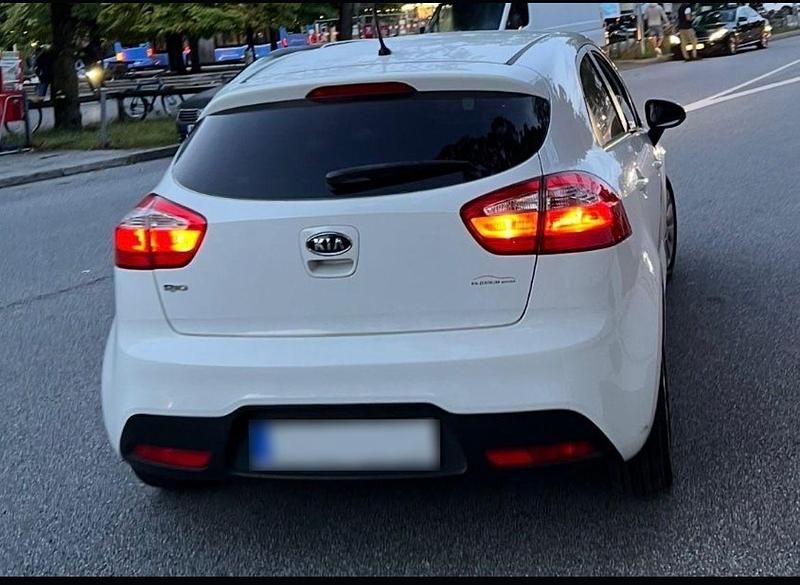 Gebraucht Kia Rio 86 PS (63 kW) 2012 Weiß Limousine