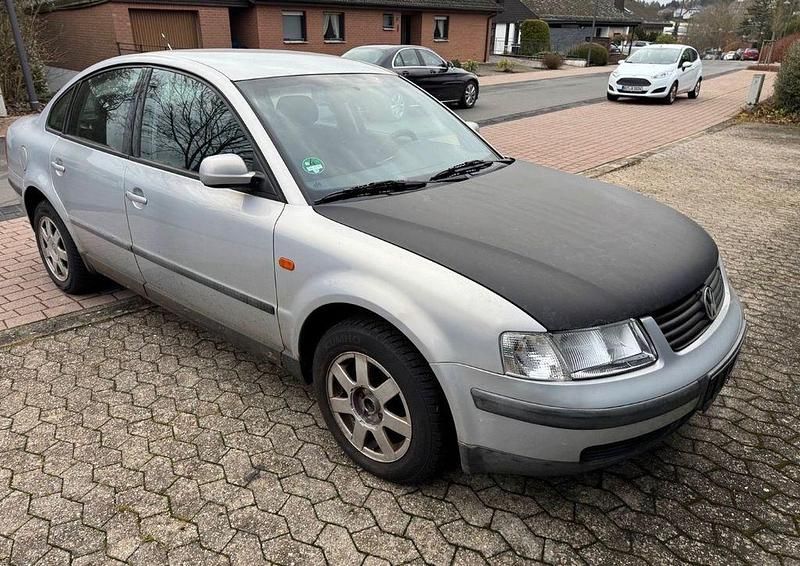 Gebraucht VW Passat Basis 125 PS (91 kW) 1998 Silber Limousine
