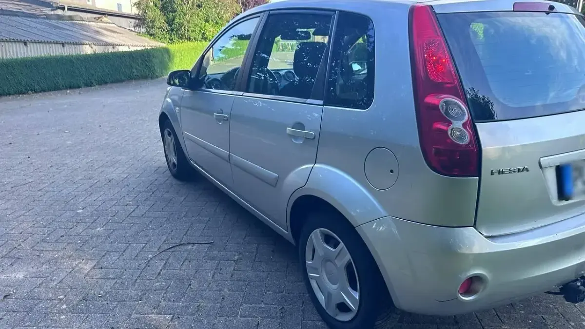 Gebraucht Ford Fiesta 80 PS (58 kW) 2008 Grau Kleinwagen
