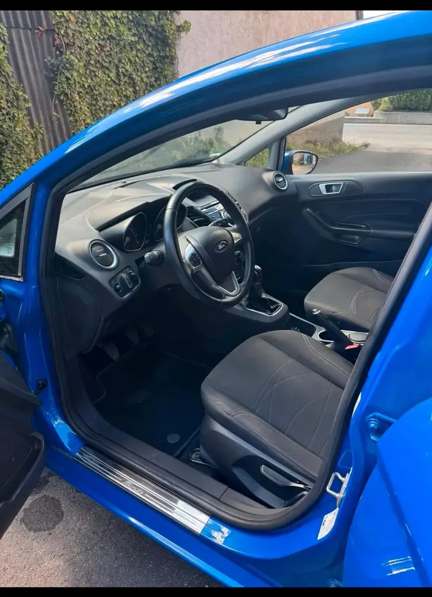 Gebraucht Ford Fiesta 101 PS (74 kW) 2013 Blau Limousine