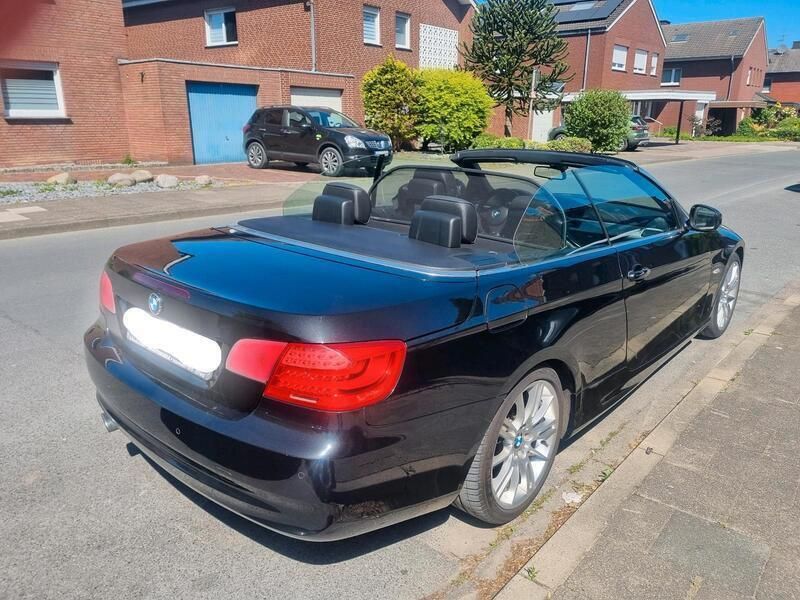 Schwarz Gebraucht 2011 BMW 320 Cabriolet M Sport Cabrio | 13.330 € (Fairer Preis) - Bild 1/4