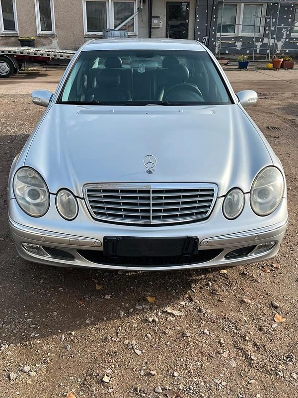 Silber Gebraucht 2002 Mercedes E220 Limousine | 2.999 € (Fairer Preis) - Bild 1/4