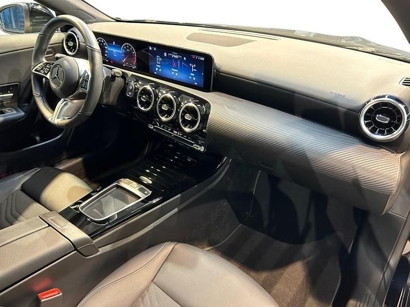 Gebraucht Mercedes CLA200 Shooting Brake 163 PS (119 kW) 2024 Schwarz Kombi