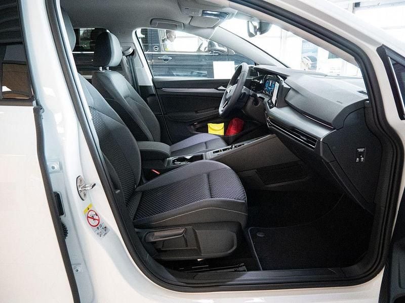 Gebraucht VW Golf VIII Active 150 PS (110 kW) 2023 Weiß Limousine