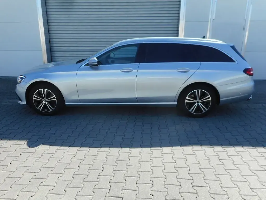 Usado Mercedes E220 Avantgarde 200 CV (147 kW) 2022 Plateado Familiar