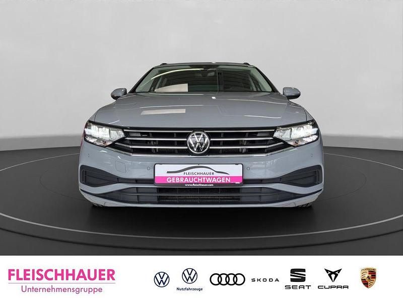 Gebraucht VW Passat Conceptline 150 PS (110 kW) 2023 Mondsteingrau Kombi