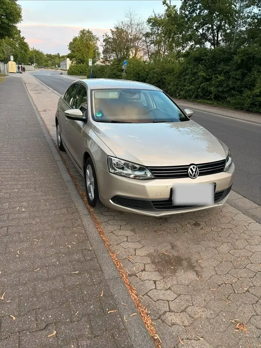 Gebraucht VW Jetta 122 PS (89 kW) 2013 Gold Limousine