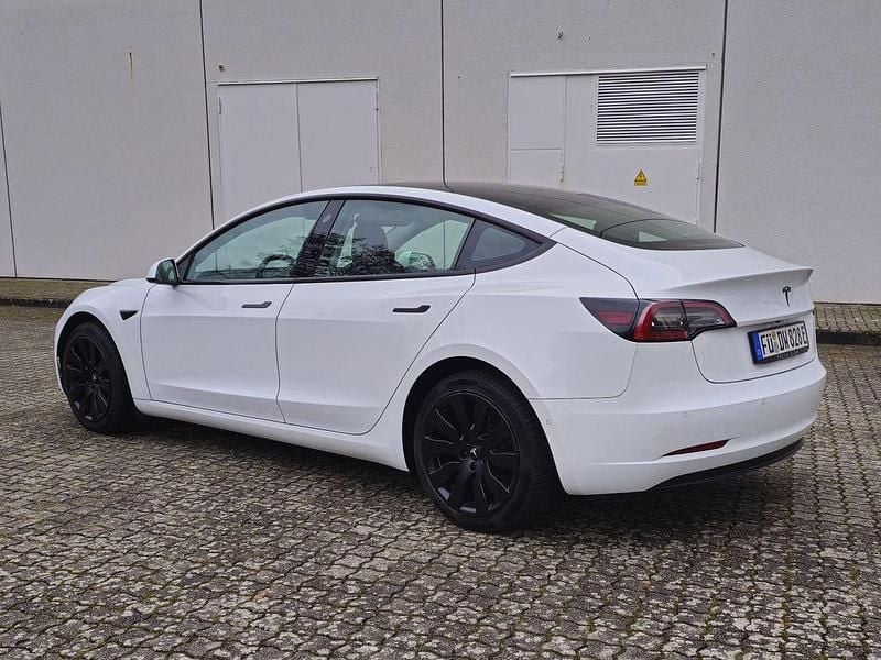 Weiß Gebraucht 2022 Tesla Model 3 Standard Range Limousine | 26.200 € (Guter Preis) - Bild 1/4