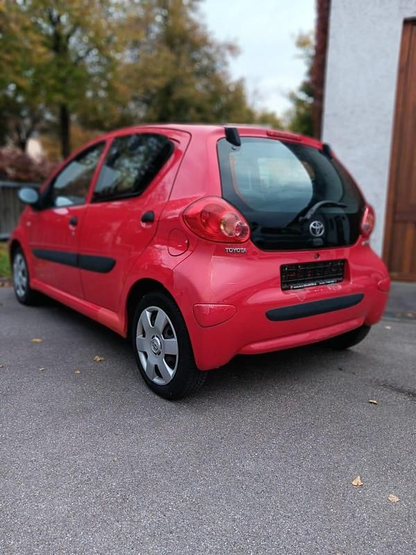 Rot Gebraucht 2006 Toyota Aygo Kleinwagen | 2.200 € (Guter Preis) - Bild 1/4