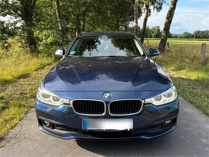 Blau Gebraucht 2018 BMW 318 Advantage Kombi | 13.100 € (Guter Preis) - Bild 1/4