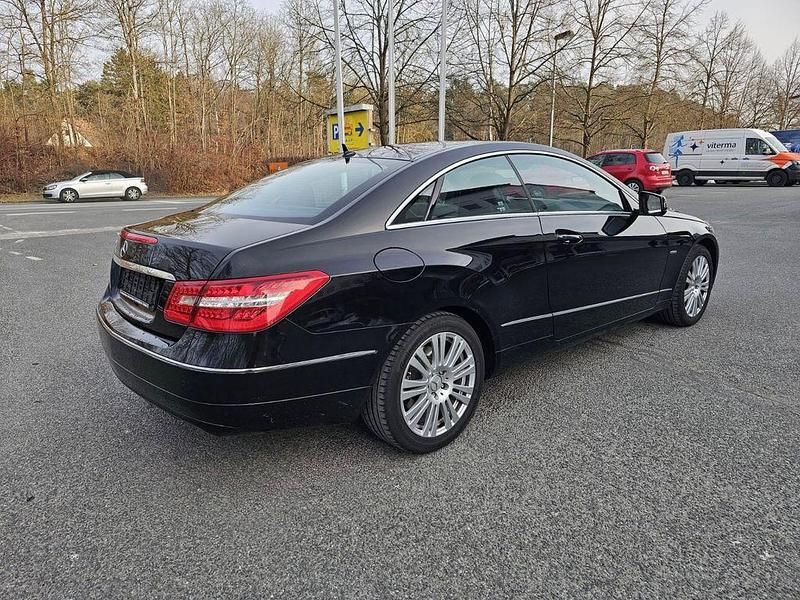 Gebraucht Mercedes E200 Avantgarde 184 PS (135 kW) 2011 Schwarz Coupé
