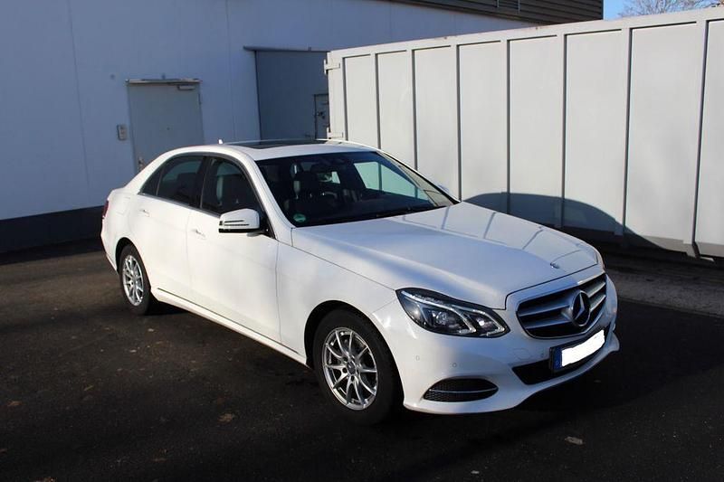 Weiß Gebraucht 2013 Mercedes E200 Limousine | 14.499 € (Fairer Preis) - Bild 1/4