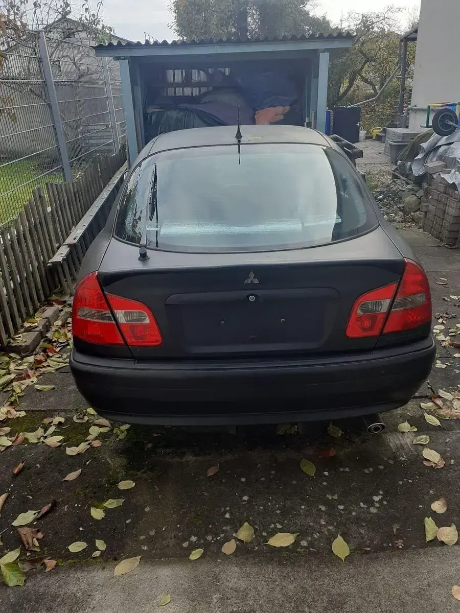 Begagnad Mitsubishi Carisma 103 HK (75 kW) 2004 Svart Sedan