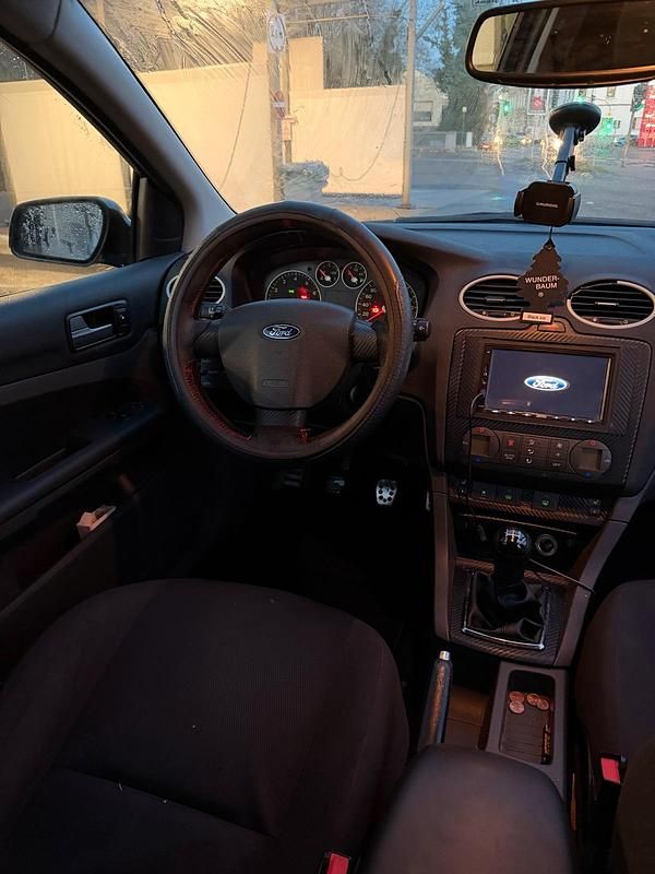 Second-hand Ford Focus 145 CP (106 kW) 2006 Albastru Hatchback