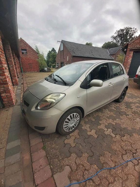 Silber Gebraucht 2012 Daihatsu Charade Limousine | 2.500 € - Bild 1/4