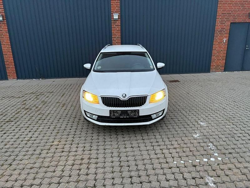 Gebraucht Skoda Octavia Elegance 150 PS (110 kW) 2014 Weiß Kleinwagen