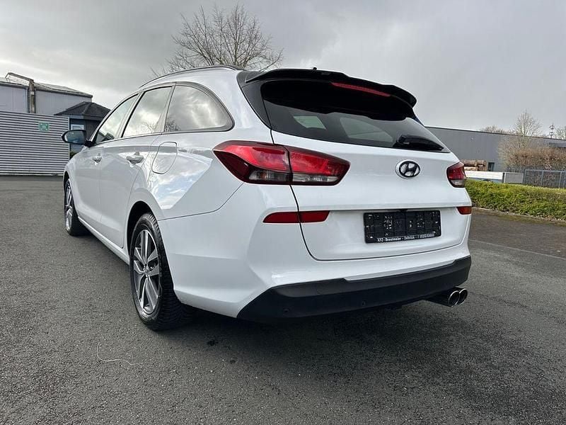Gebraucht Hyundai i30 140 PS (102 kW) 2017 Weiß Limousine