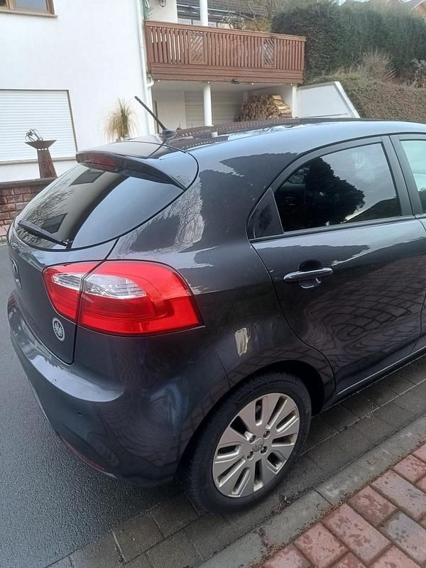 Gebraucht Kia Rio 109 PS (80 kW) 2014 Grau Kleinwagen