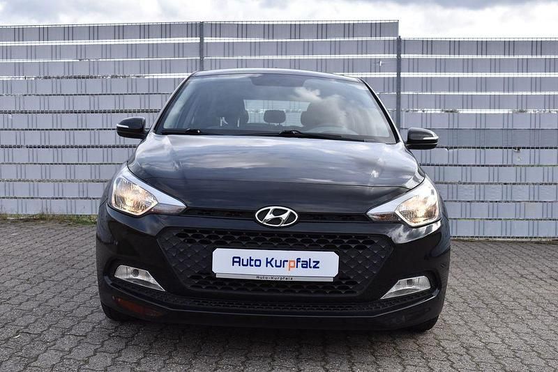 Gebraucht Hyundai i20 Active 75 PS (55 kW) 2016 Schwarz Kleinwagen